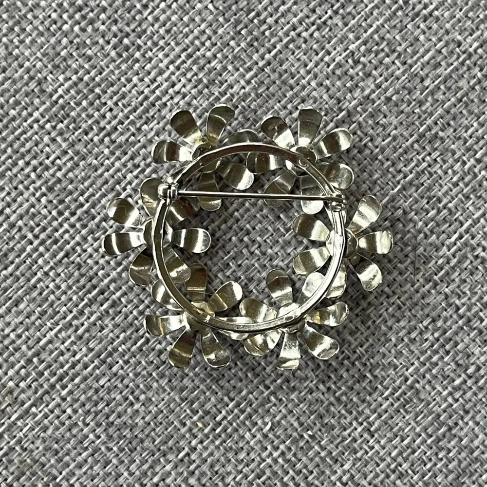 Vintage Silver Tone Daisy Floral Brooch Pin – Round Wreath Design